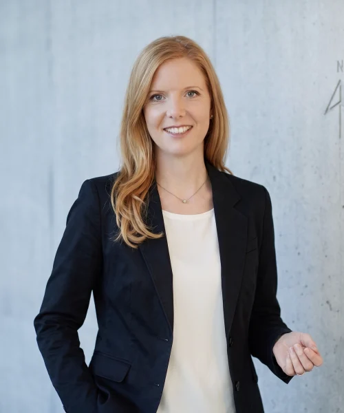 portrait anja geiger graue wand mit kompass